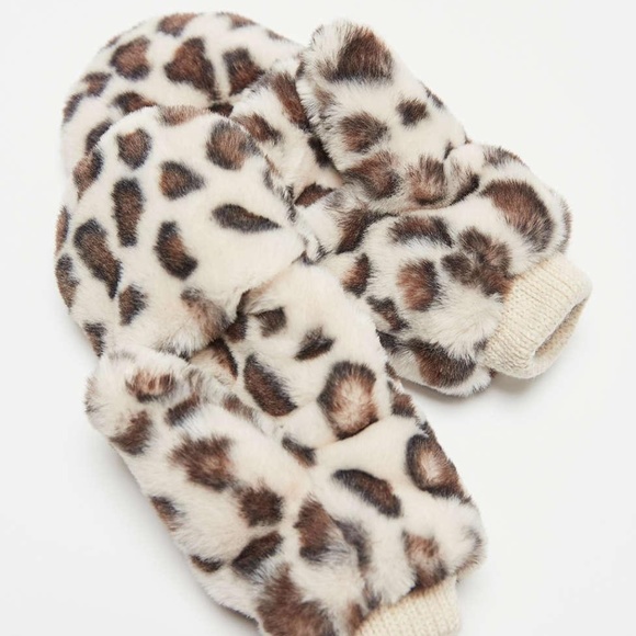 Urban Outfitters fuzzy leopard mittens - Picture 3 of 7